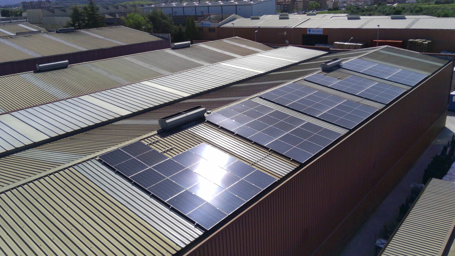 Paneles Solares en Instalaciones Deportivas Energía Limpia para el Deporte